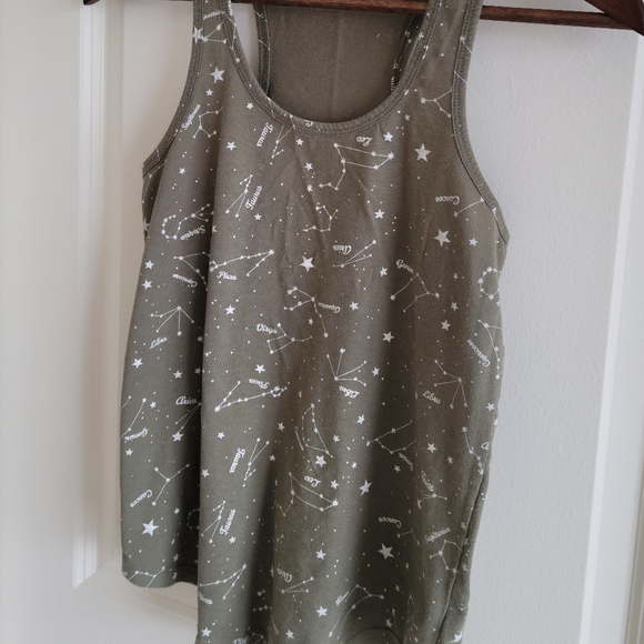 🖤Zoe + Liv Constellations tank - Picture 3 of 5